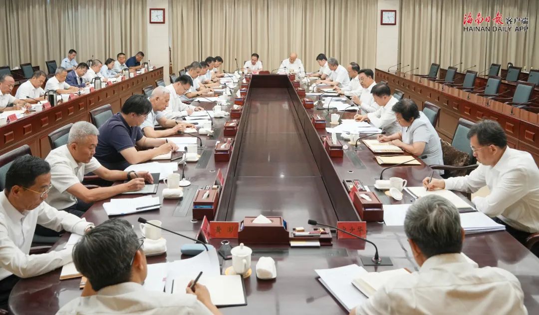 冯飞专题调研海南现代化产业体系建设情况  刘小明主持座谈会